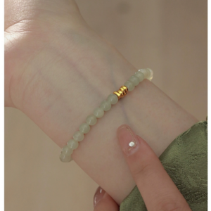 Gradient Hetian jade bracelet for women, light luxury, niche, delicate and simple design, new style, a perfect gift for a best friend.